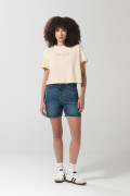 Camiseta unicolor crop top con arte college delantero