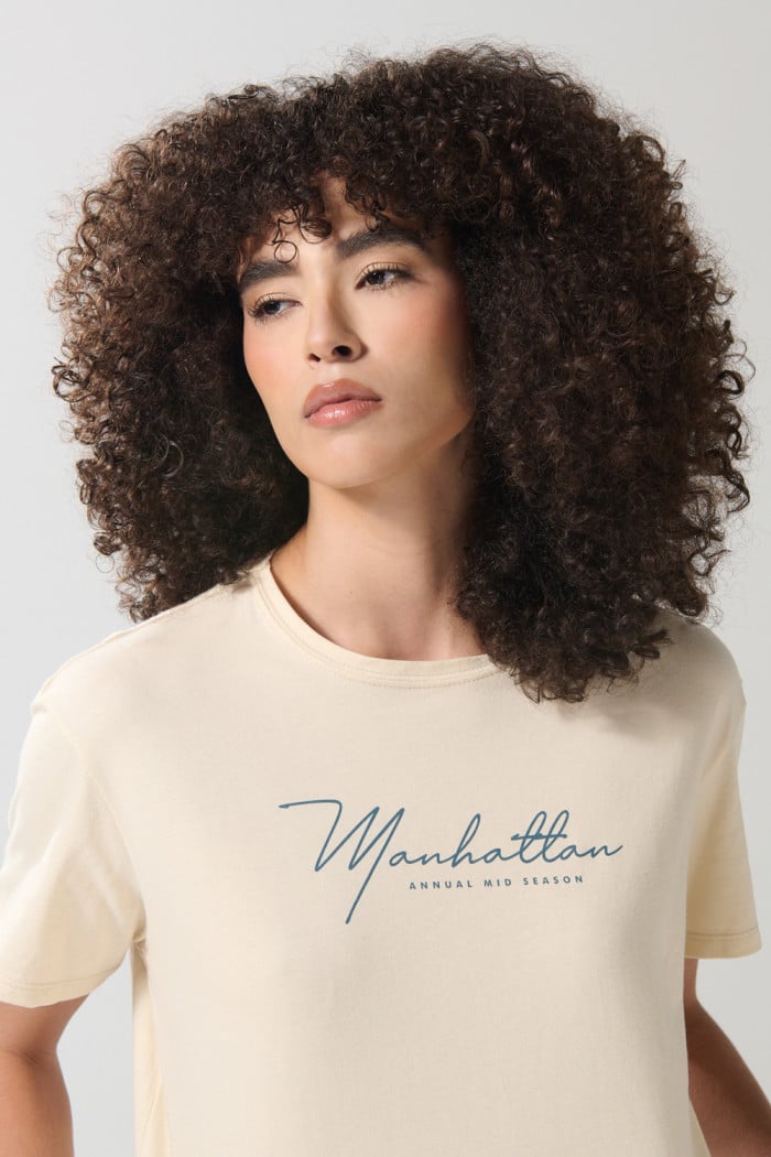 Camiseta unicolor crop top con arte college delantero