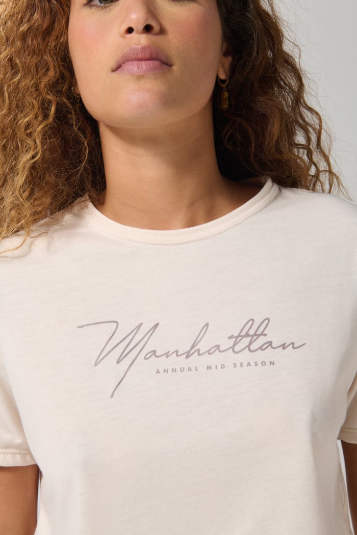 Camiseta unicolor crop top con arte college delantero