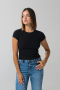 Camiseta en rib unicolor ceñida con manga corta