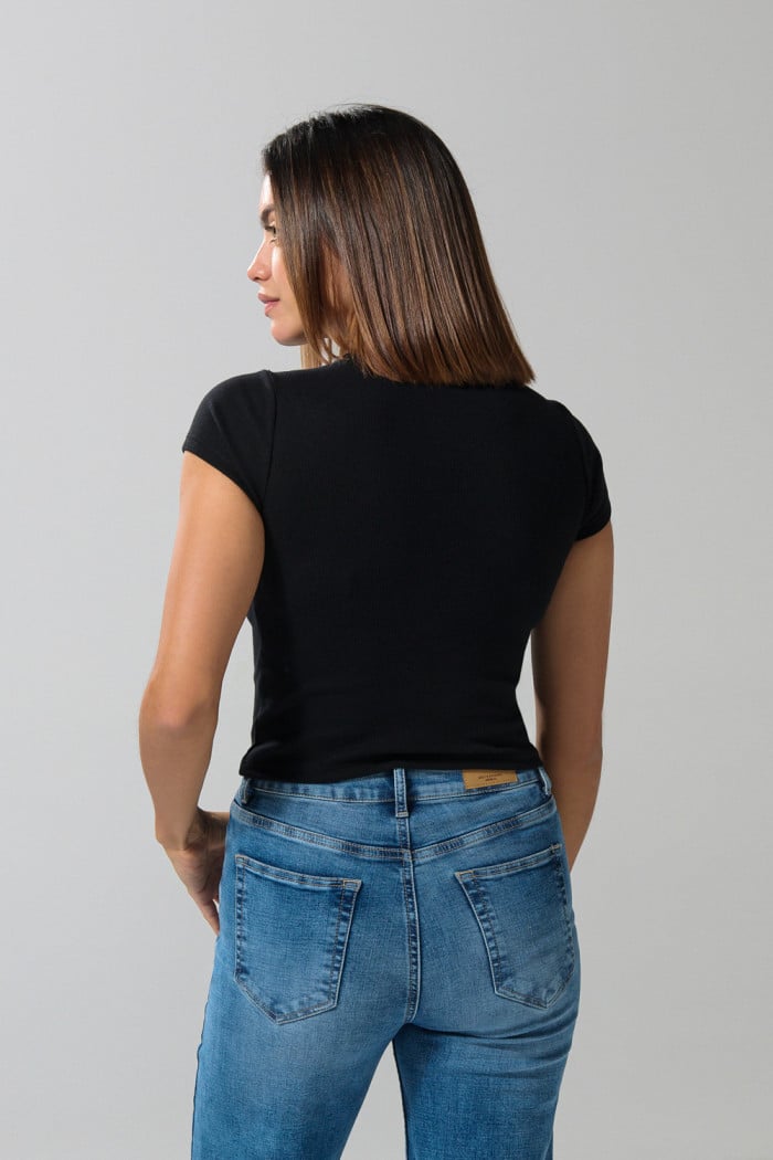 Camiseta en rib unicolor ceñida con manga corta