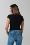 Camiseta en rib unicolor ceñida con manga corta