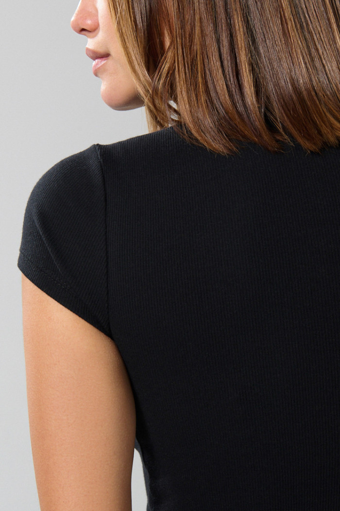 Camiseta en rib unicolor ceñida con manga corta