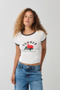 Camiseta manga corta crema con arte de flor y contrastes