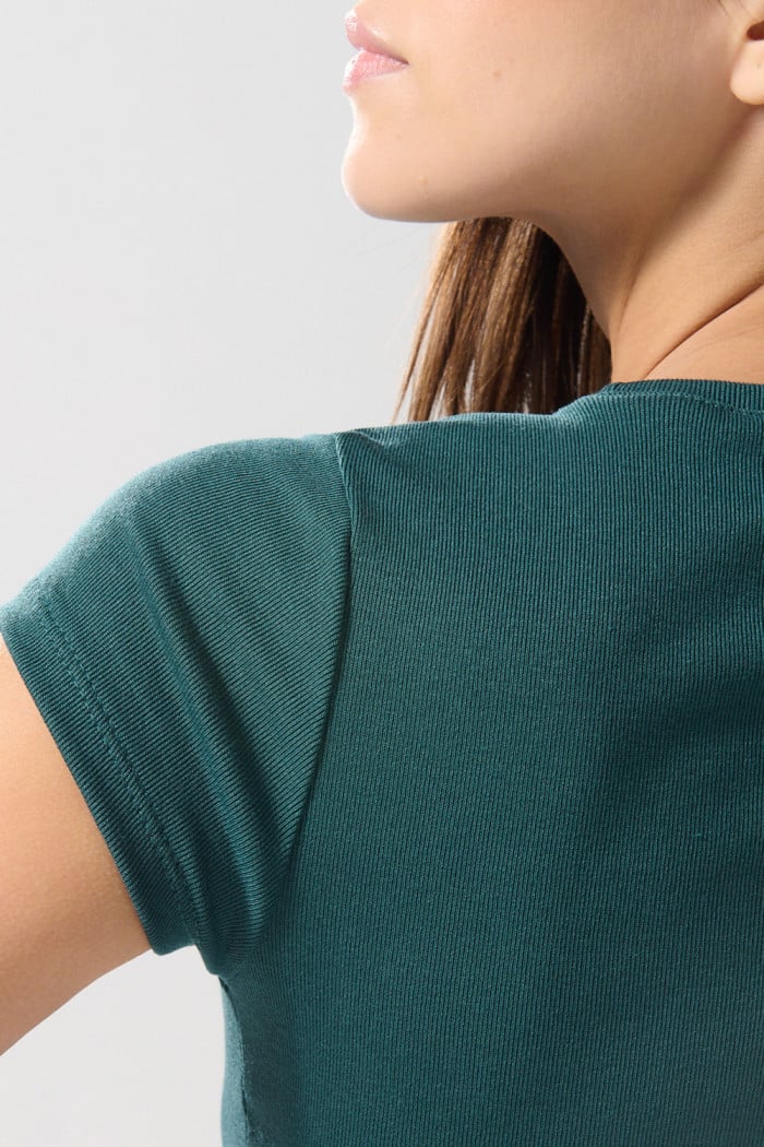 Camiseta con texturas acanaladas y manga corta unicolor