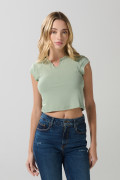 Camiseta unicolor ajustada cuello redondo con abertura