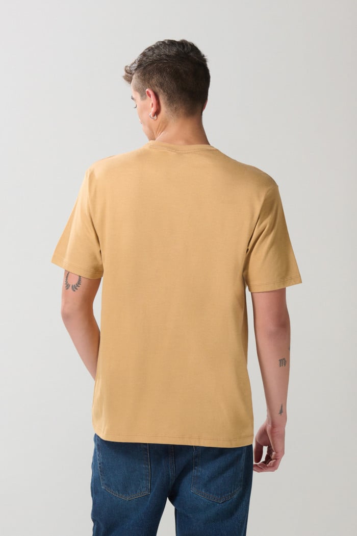 Camiseta café clara cuello redondo con arte college
