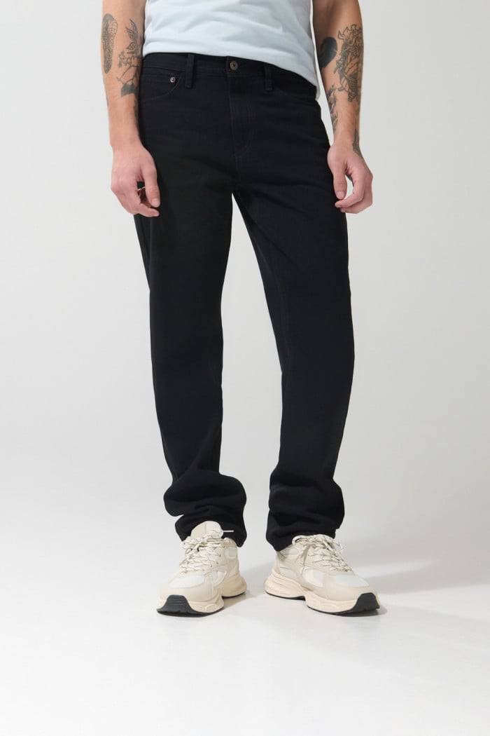 Jean 90´S bota recta negro con tiro bajo y bolsillos