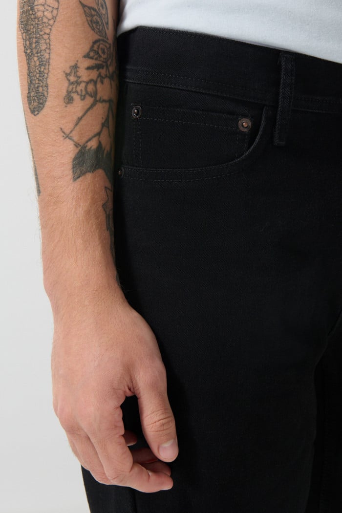 Jean 90´S bota recta negro con tiro bajo y bolsillos