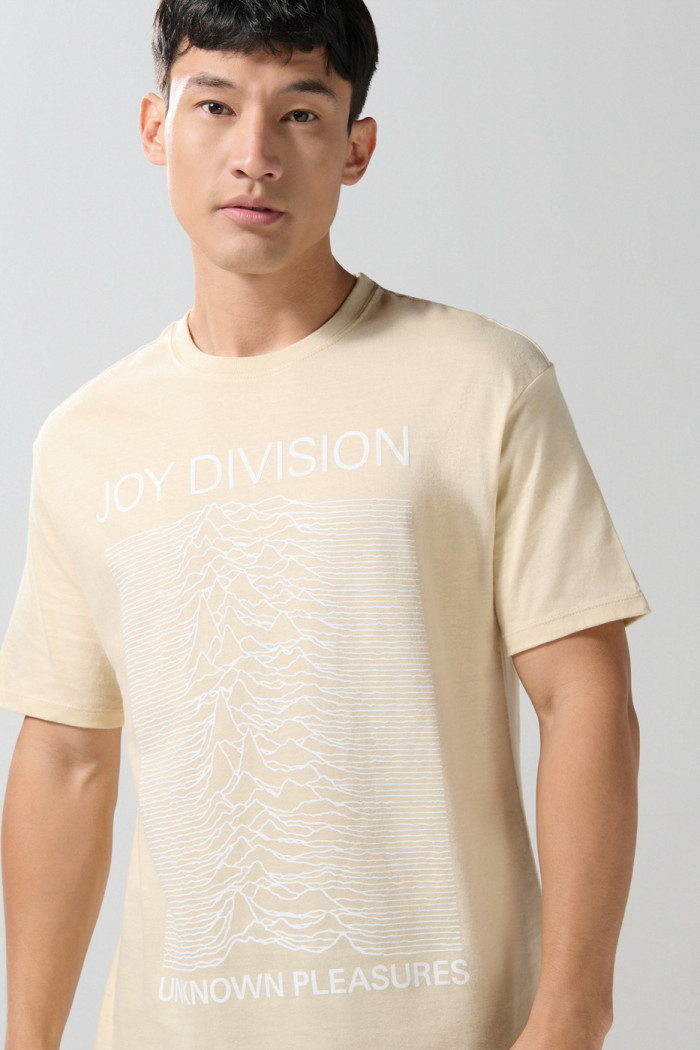 Camiseta cuello redondo kaki con arte de Joy Division