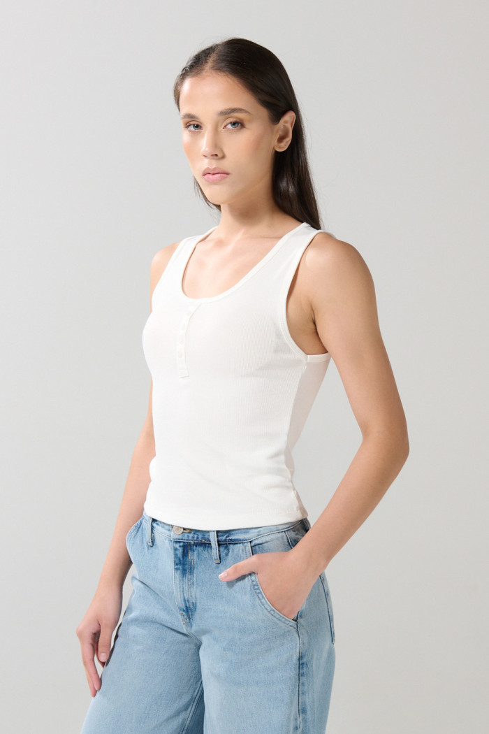 Camiseta unicolor con botones y manga sisa