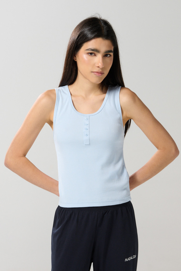 Camiseta unicolor con botones y manga sisa