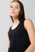 Camiseta unicolor con botones y manga sisa