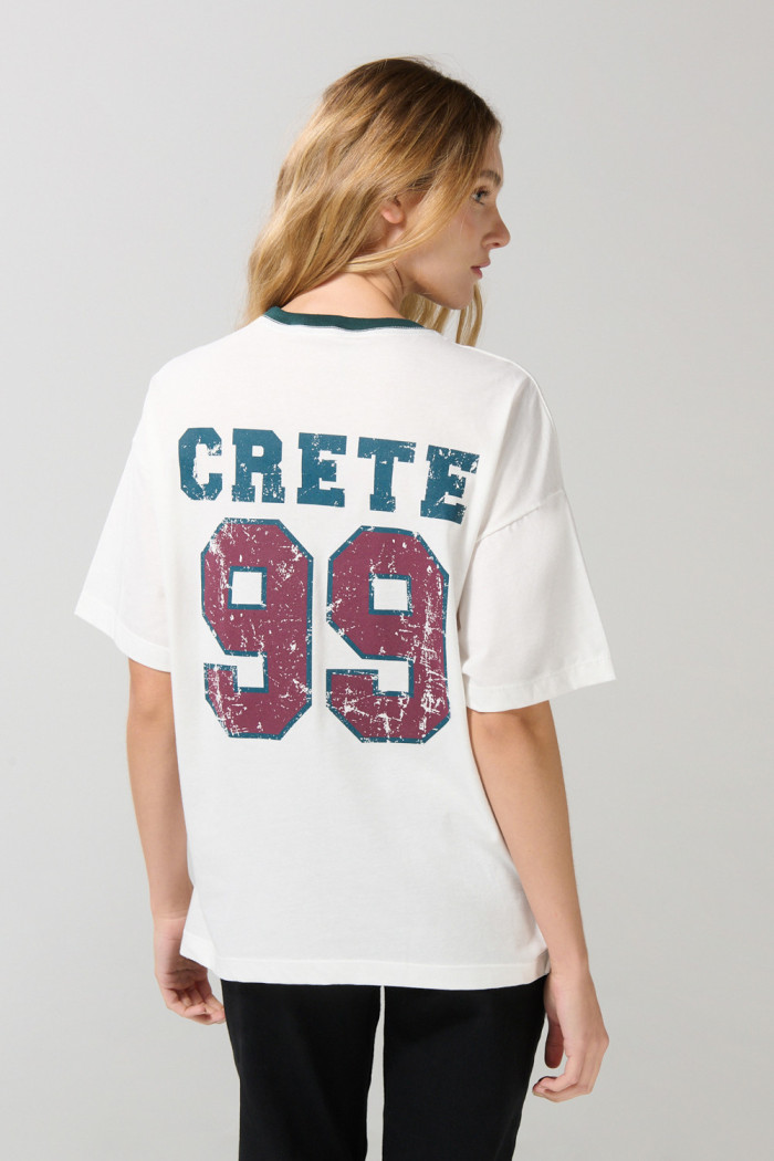 Camiseta crema oversize college con cuello redondo