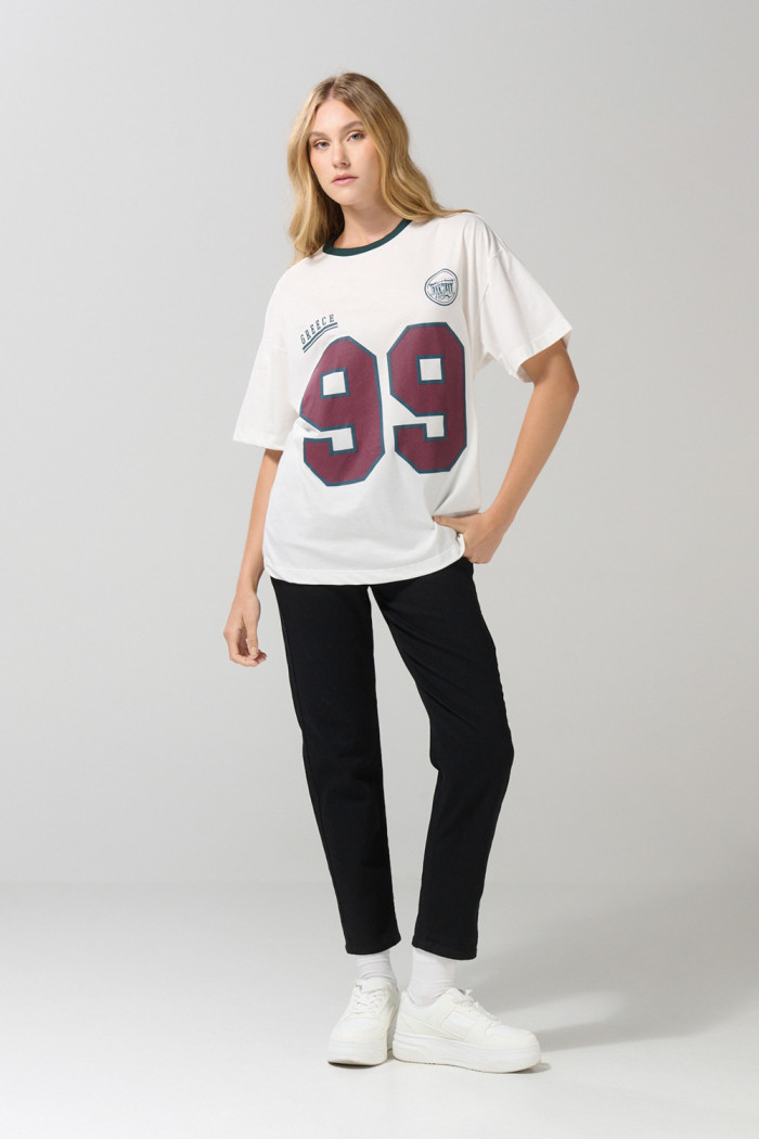 Camiseta crema oversize college con cuello redondo