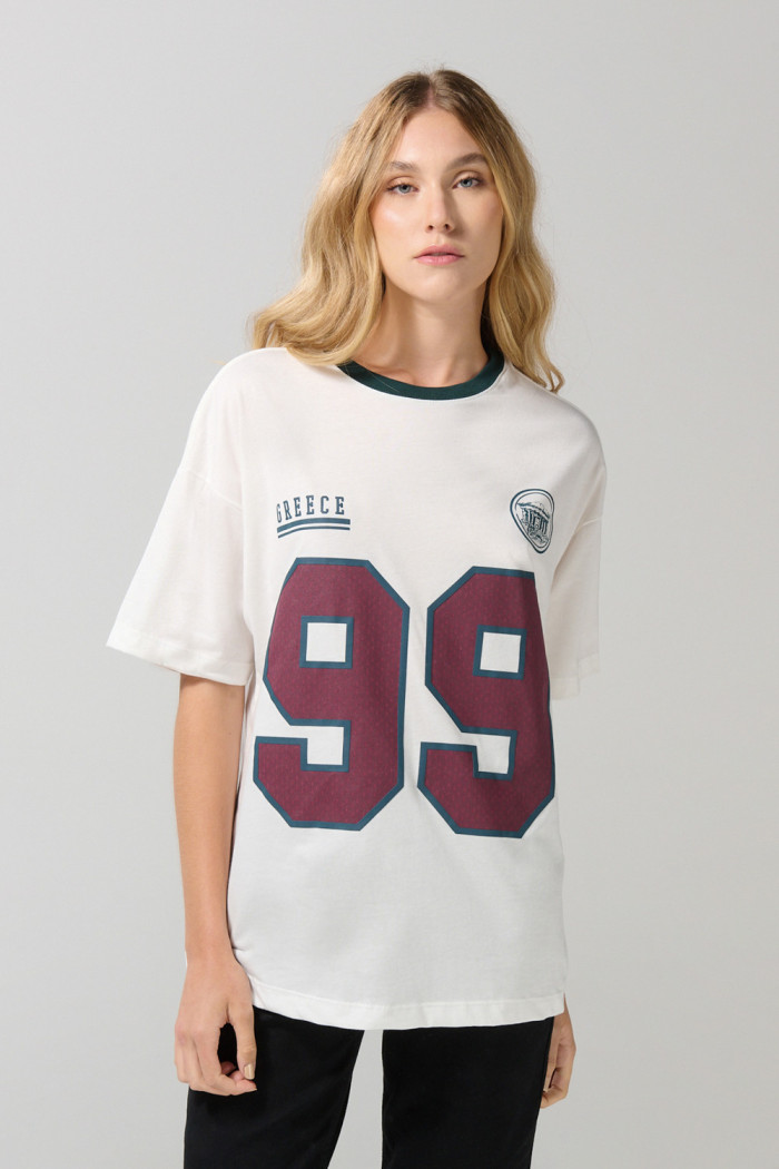 Camiseta crema oversize college con cuello redondo