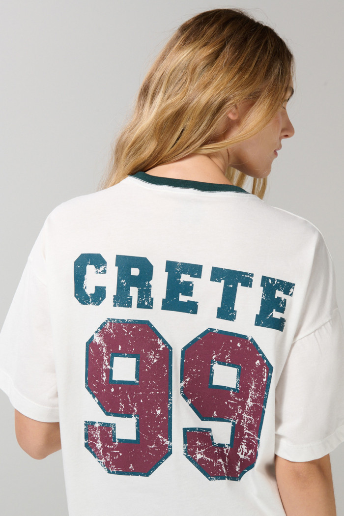 Camiseta crema oversize college con cuello redondo