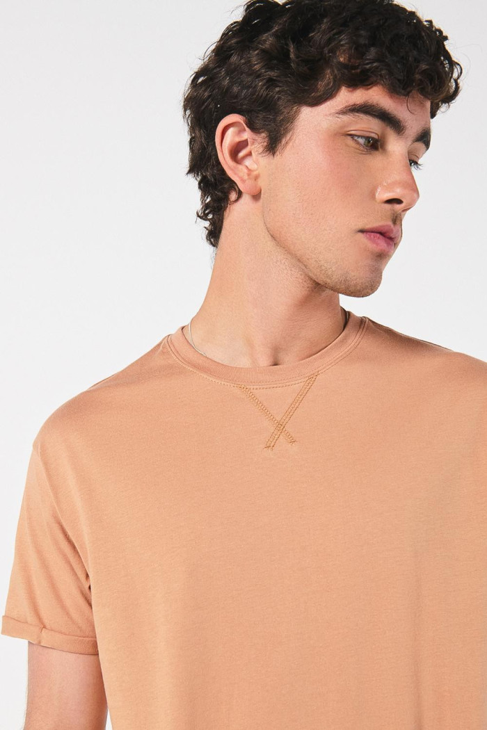 Camiseta manga corta unicolor con doblez en puños