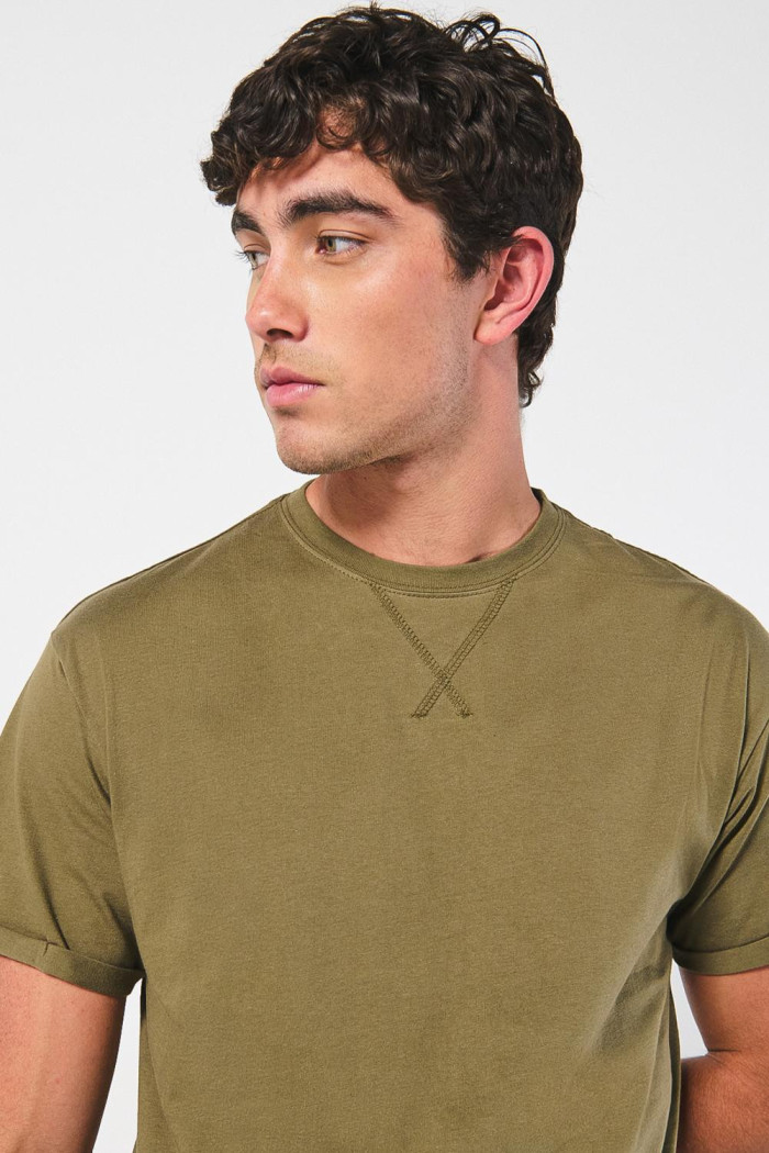 Camiseta manga corta unicolor con doblez en puños