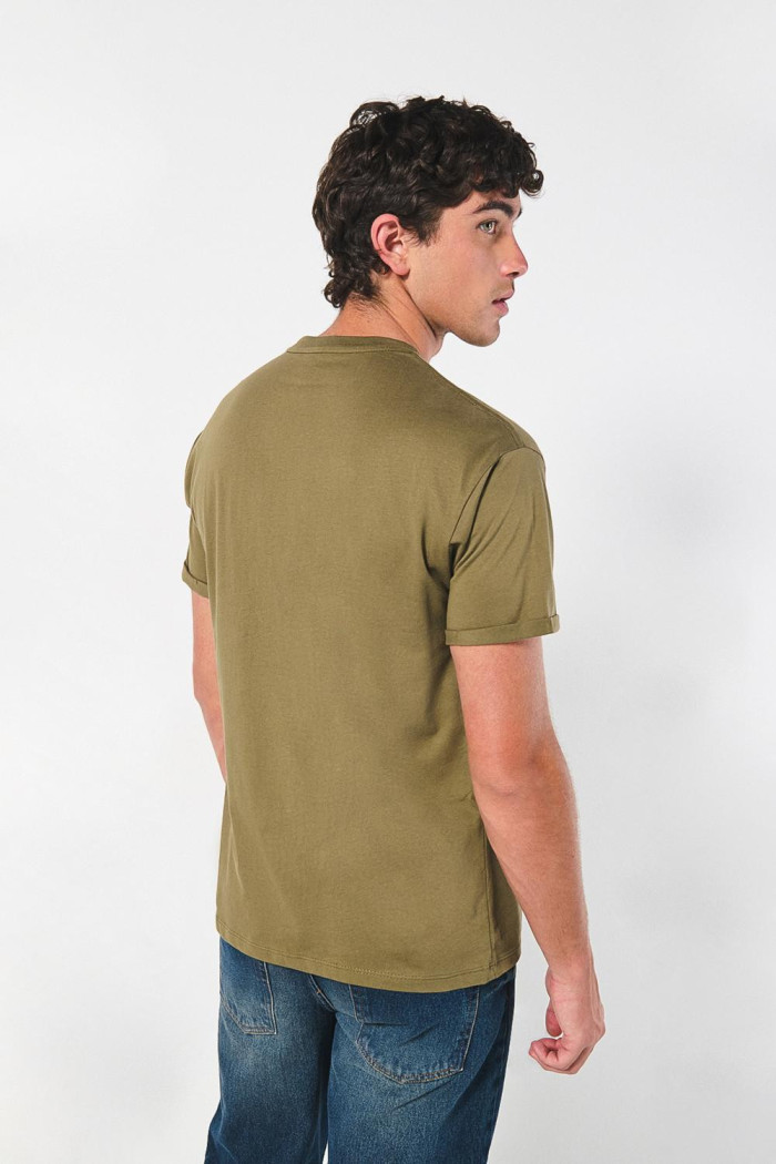 Camiseta manga corta unicolor con doblez en puños