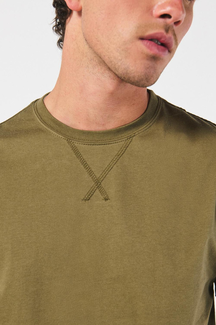 Camiseta manga corta unicolor con doblez en puños