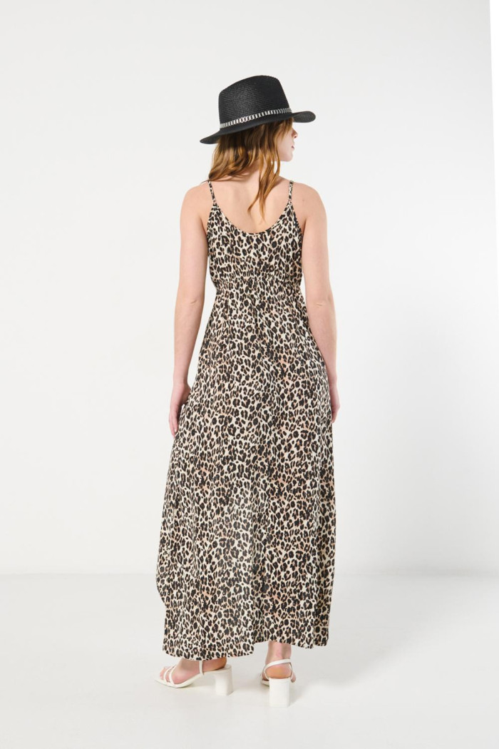 Vestido kaki largo con abertura y diseño animal print