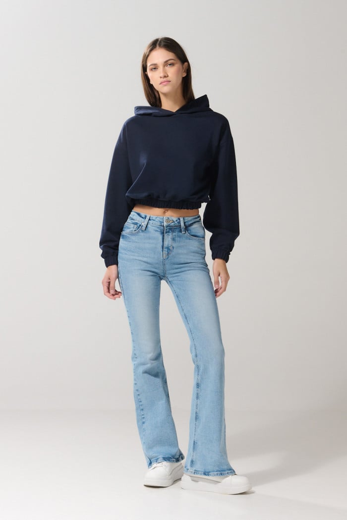 Buzo oversize azul intenso con elásticos y capota