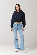 Buzo oversize azul intenso con elásticos y capota