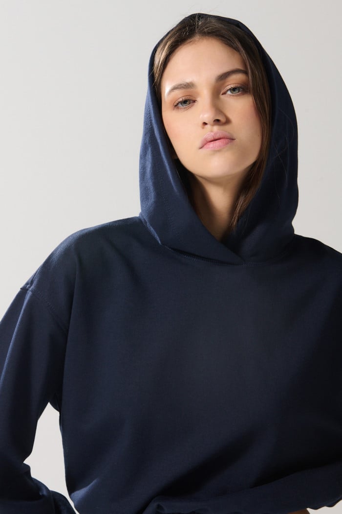 Buzo oversize azul intenso con elásticos y capota