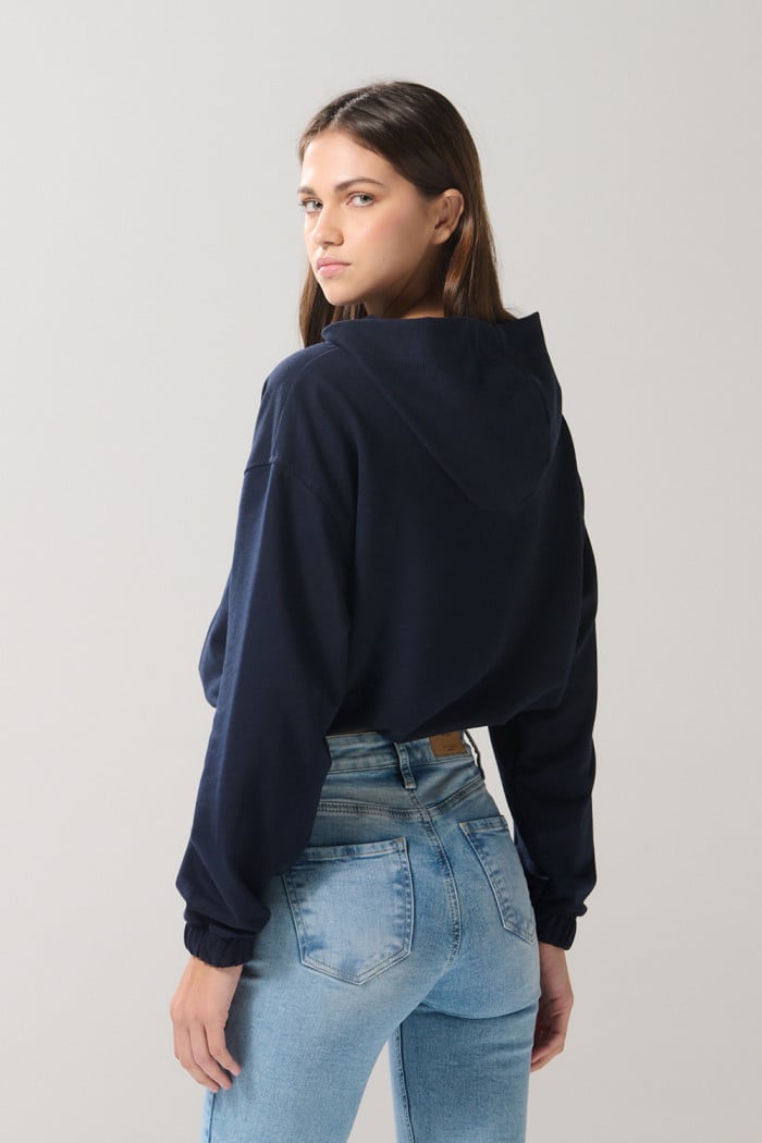 Buzo oversize azul intenso con elásticos y capota