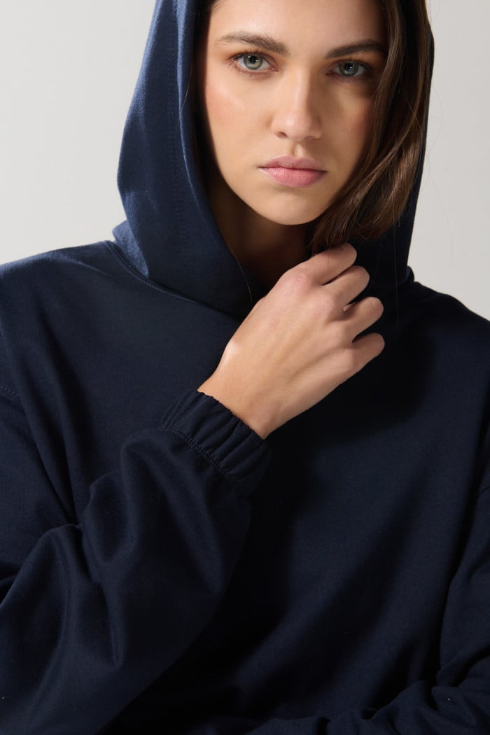 Buzo oversize azul intenso con elásticos y capota