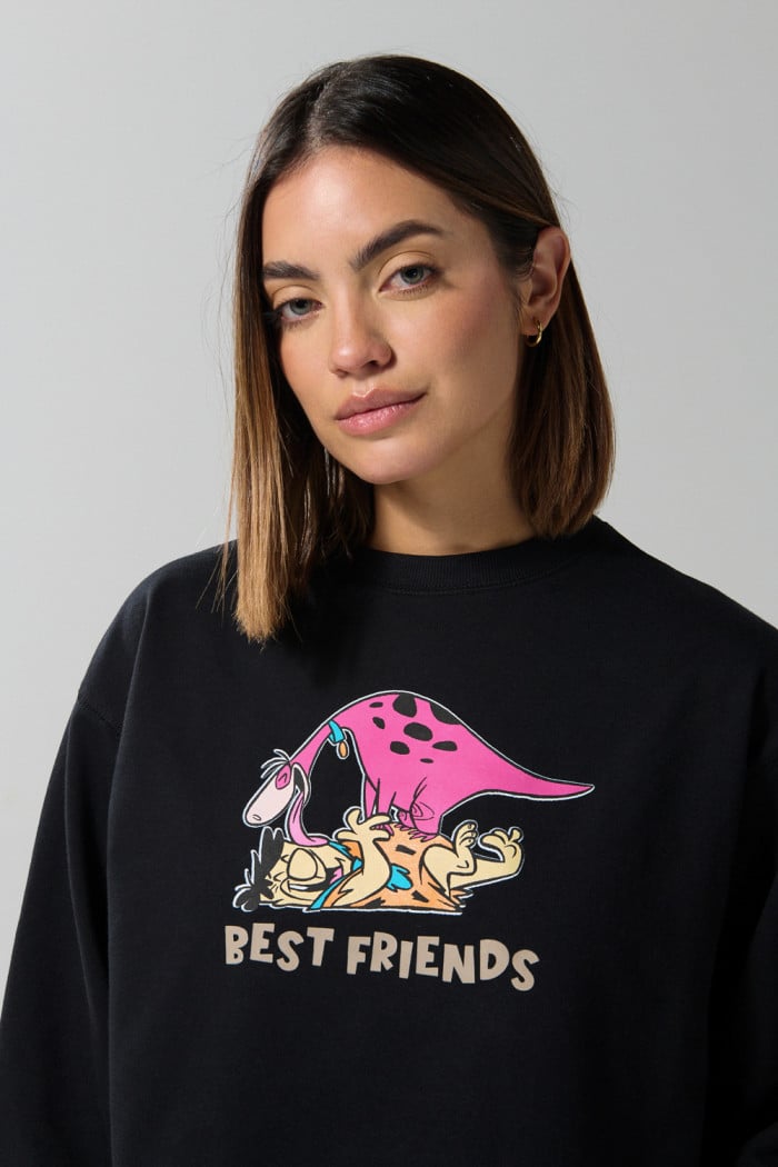 Buzo negro crop top con estampado de Los Picapiedra