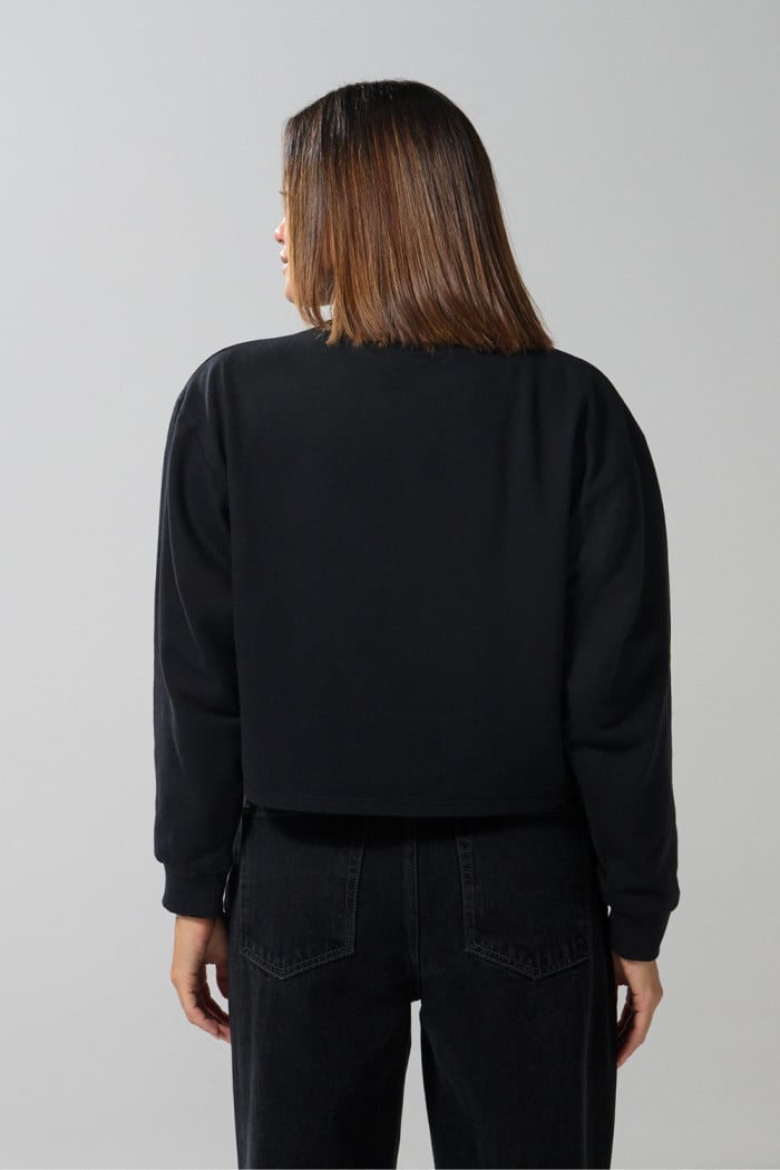 Buzo negro crop top con estampado de Los Picapiedra