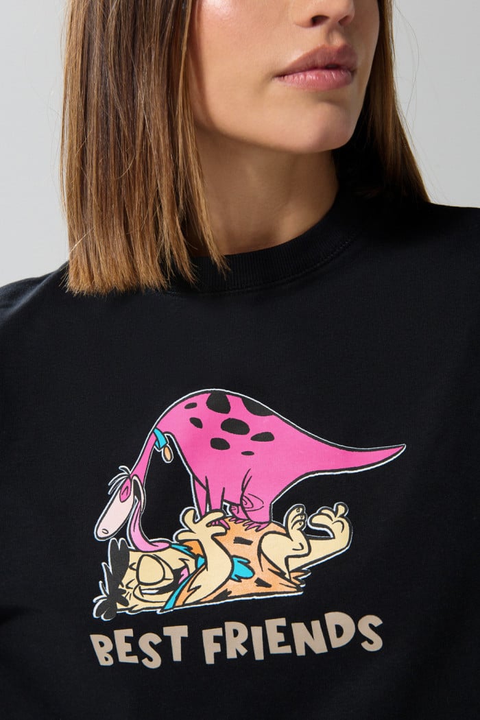 Buzo negro crop top con estampado de Los Picapiedra