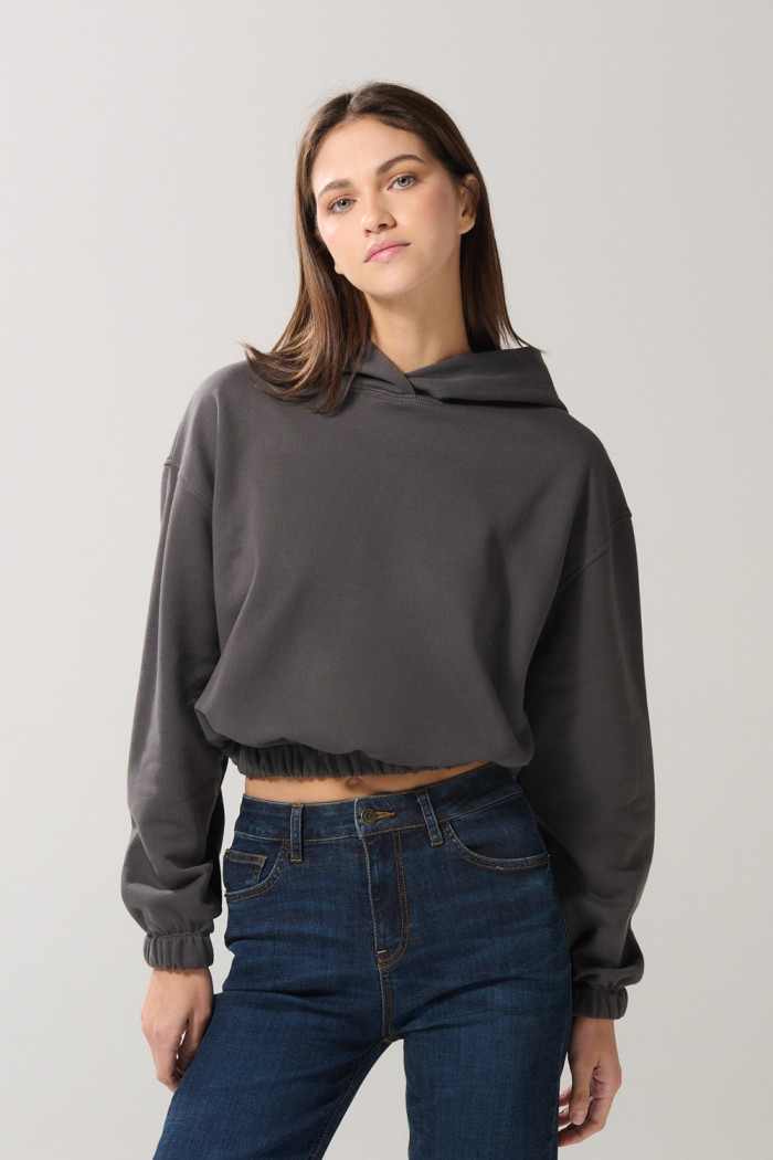 Buzo con capota gris oscuro perchado y manga larga