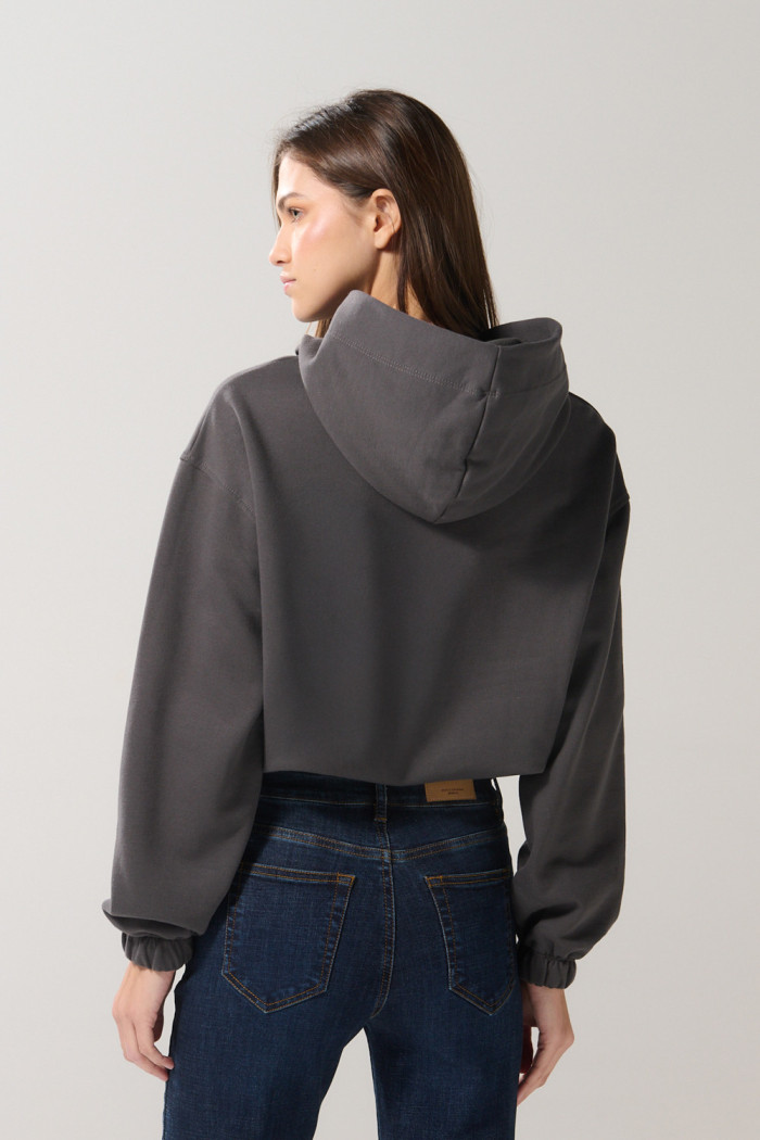 Buzo con capota gris oscuro perchado y manga larga