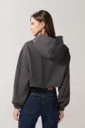 Buzo con capota gris oscuro perchado y manga larga