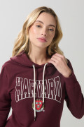 Buzo rojo oscuro con capota y diseño de Harvard
