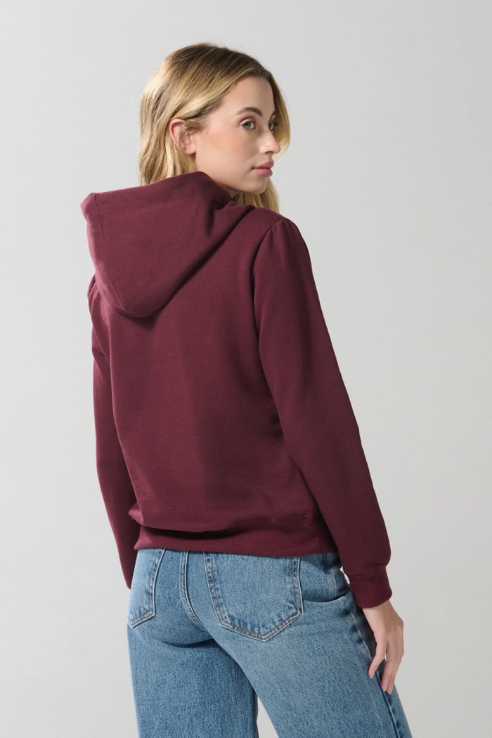 Buzo rojo oscuro con capota y diseño de Harvard