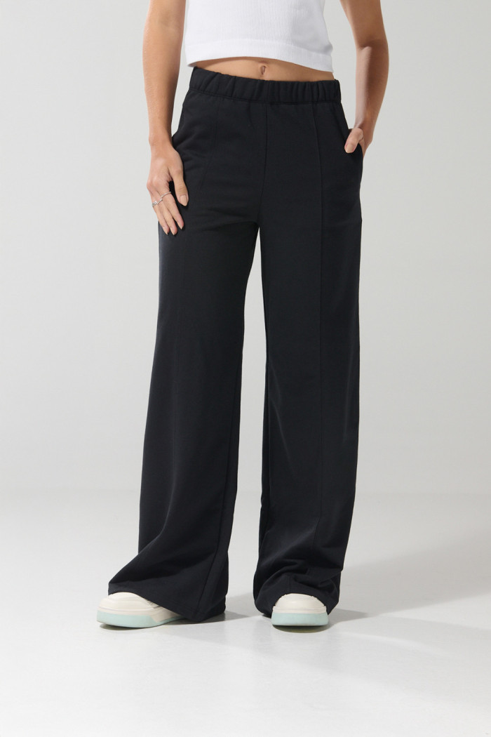 Pantalón jogger unicolor con bota recta y bolsillos