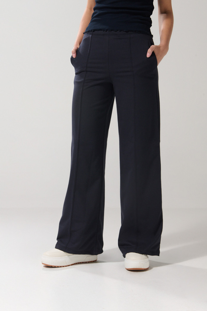 Pantalón jogger unicolor con bota recta y bolsillos