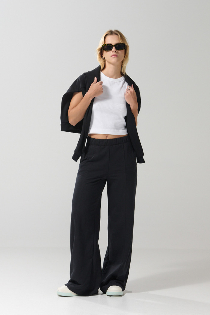 Pantalón jogger unicolor con bota recta y bolsillos