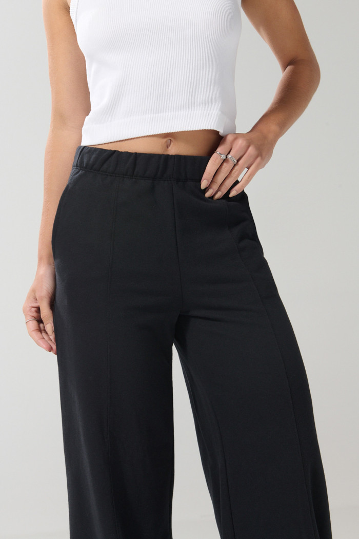 Pantalón jogger unicolor con bota recta y bolsillos