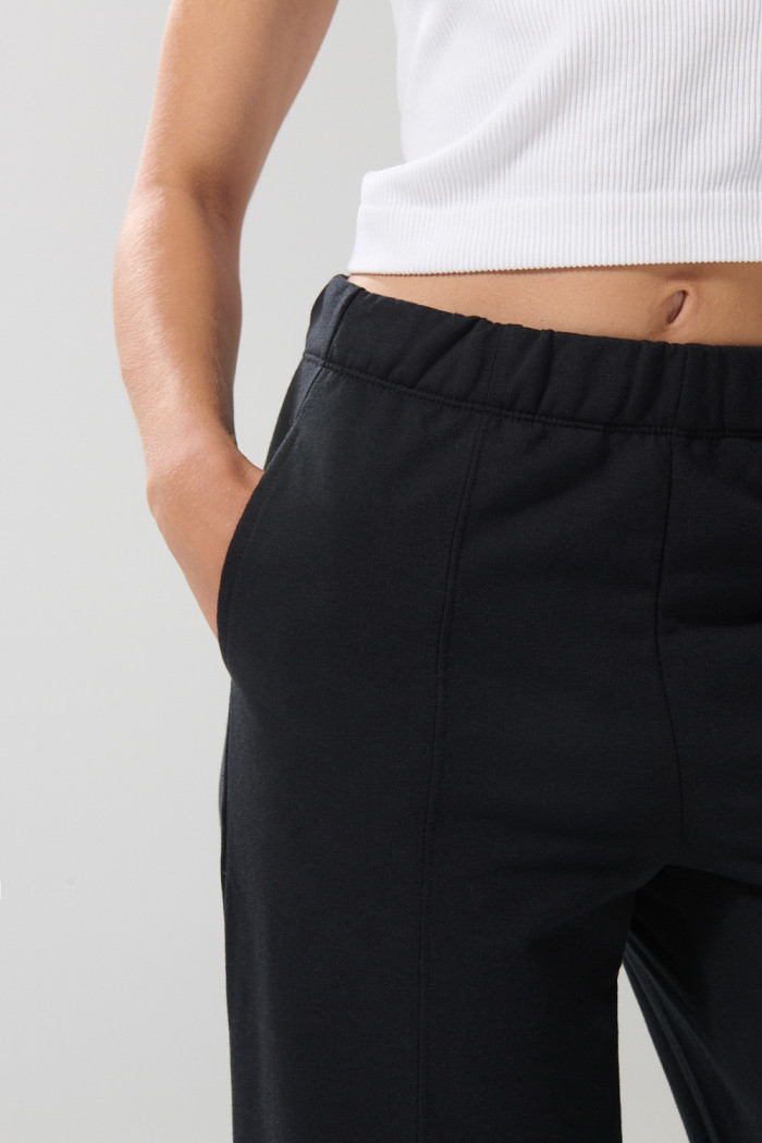 Pantalón jogger unicolor con bota recta y bolsillos