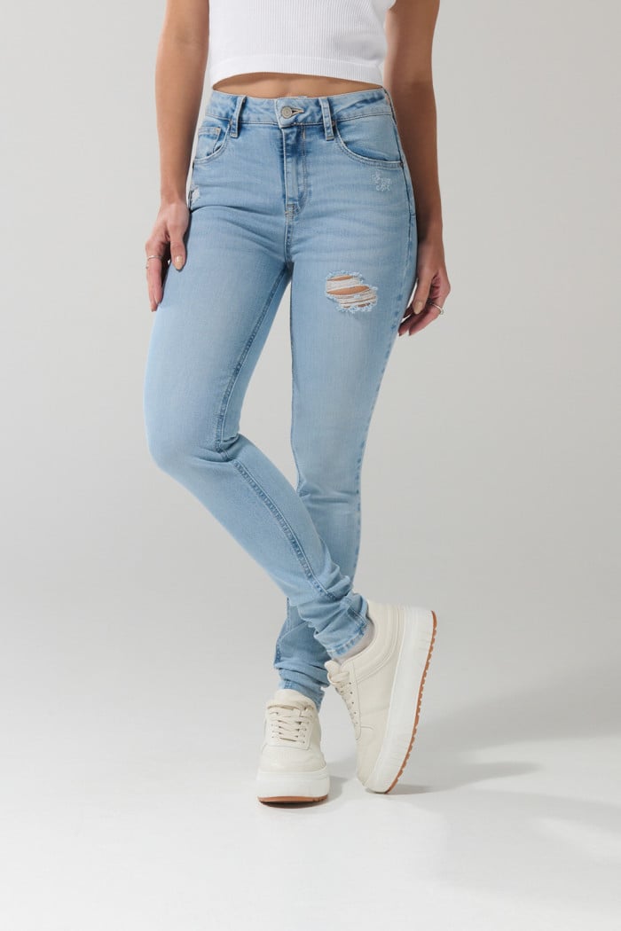 Jean azul claro push up con realce, bolsillos y tiro alto