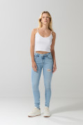 Jean azul claro push up con realce, bolsillos y tiro alto