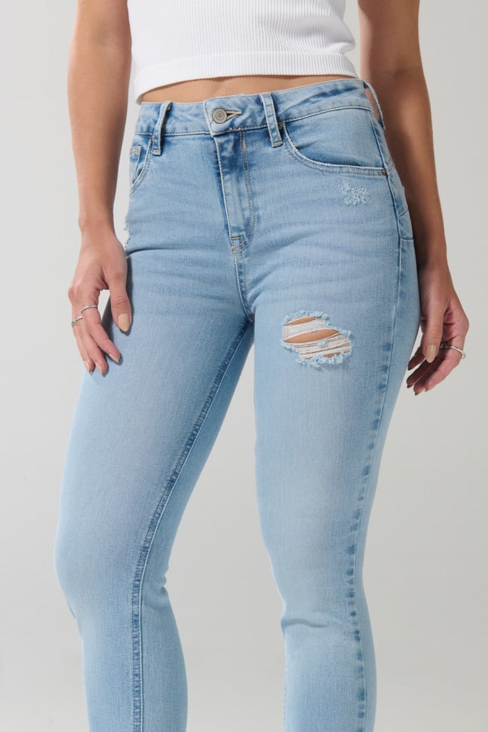 Jean azul claro push up con realce, bolsillos y tiro alto