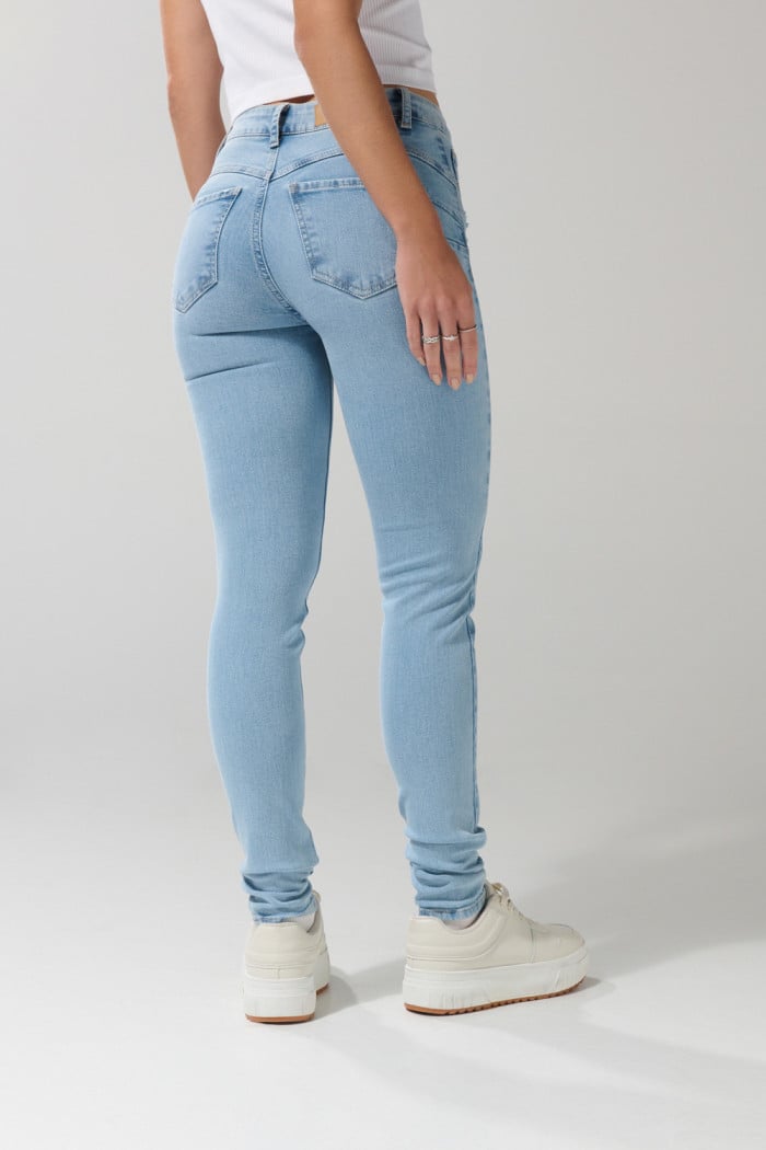Jean azul claro push up con realce, bolsillos y tiro alto
