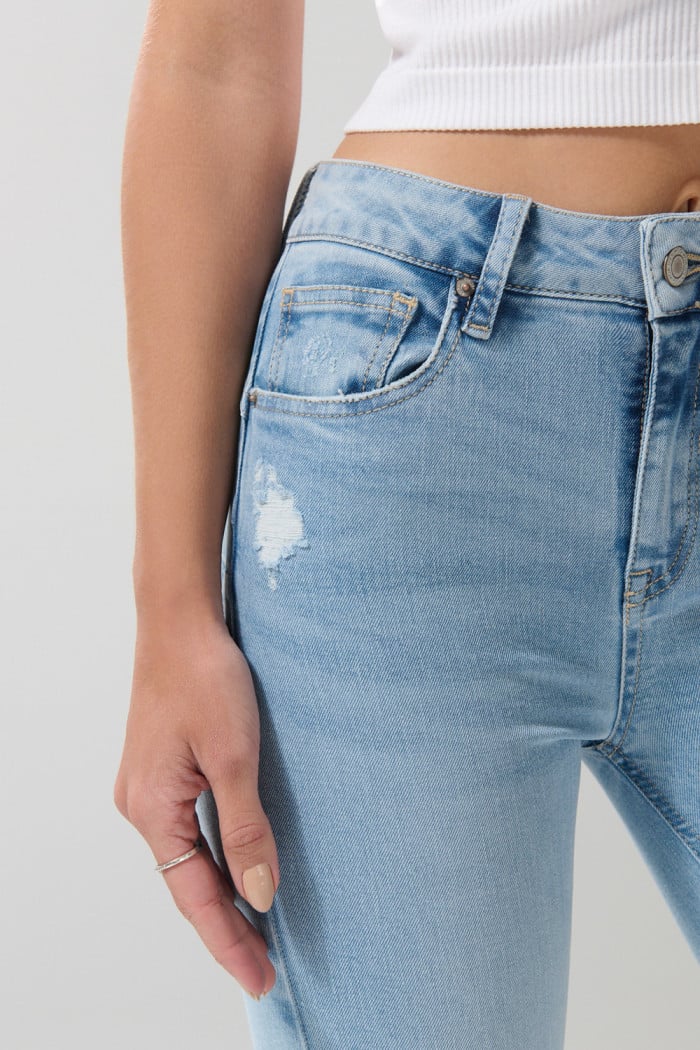 Jean azul claro push up con realce, bolsillos y tiro alto