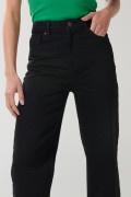 Jean 90´S negro con bolsillos, bota recta y tiro alto